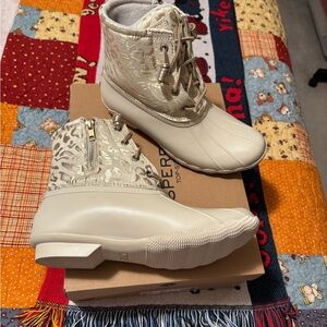 Brand New Never Worn Ladies Sperry Boots size 9.